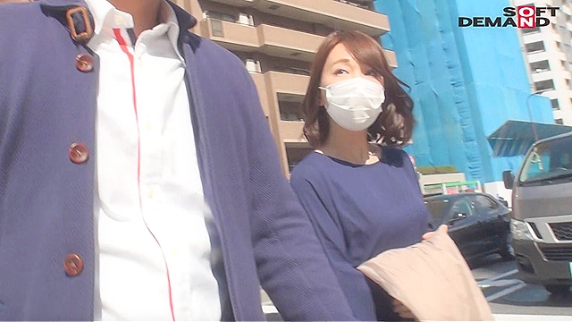 寝取らせ願望のある旦那に従い出演させられた本物シロウト人妻 case1 塾講師・相楽ゆり子 35歳 AVデビュー 東京都府中市在住 主人のためにネトラレます