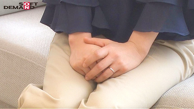 寝取らせ願望のある旦那に従い出演させられた本物シロウト人妻 case1 塾講師・相楽ゆり子 35歳 AVデビュー 東京都府中市在住 主人のためにネトラレます