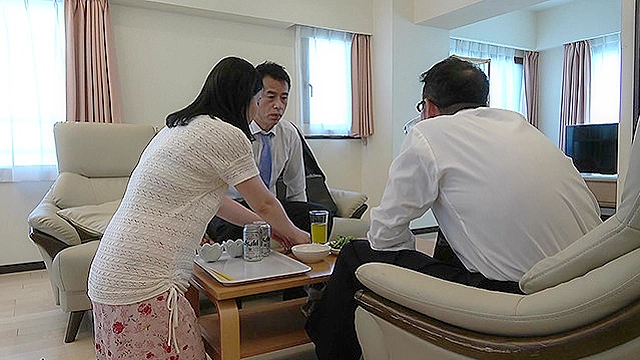 扇情官能ドラマ 義父は妊活中の息子の嫁に中出し 夫が家の中にいるのに、夫の部下と愛し合ってしまった五十路妻