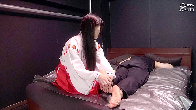 『【F／Mくすぐり】巫女さんによるくすぐり除霊！ 除霊水につけた筆や小さい指でさわさわされてくすぐったい！』