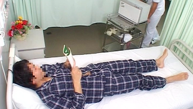 ギン起ちチンポをわざと見せたら 体育会ガチムチ看護師編