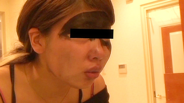 女性の顔に、水性マジックでいたずらを書くと嘘を言って油性マジックで書いてしまいました！ パート3