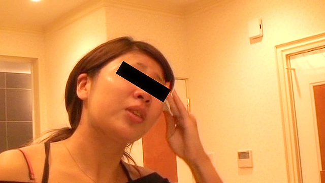 女性の顔に、水性マジックでいたずらを書くと嘘を言って油性マジックで書いてしまいました！ パート3