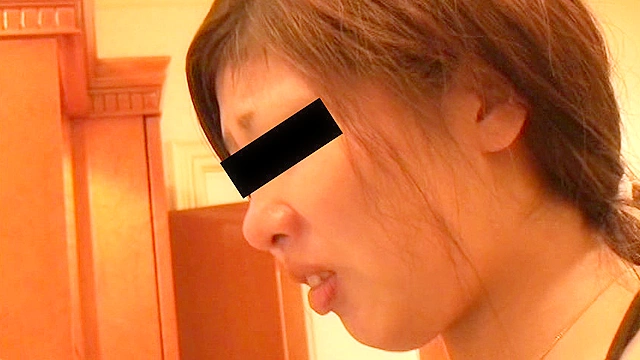 女性の顔に、水性マジックでいたずらを書くと嘘を言って油性マジックで書いてしまいました！ パート3