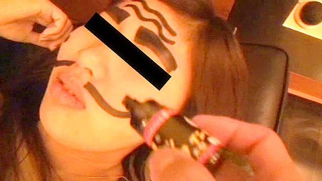 女性の顔に、水性マジックでいたずらを書くと嘘を言って油性マジックで書いてしまいました！ パート3