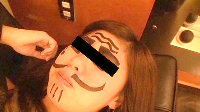 女性の顔に、水性マジックでいたずらを書くと嘘を言って油性マジックで書いてしまいました！ パート3
