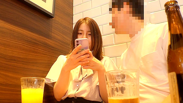 奥さん、一緒に飲みませんか？ 人妻にお酒とザーメン飲ませてみました マ●コも酩酊状態！ チ●ポを欲しがり生セックスも許す人妻4人 東京の路上で人妻をナンパしてみた3
