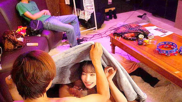 秘密の共有でエスカレートする性欲。バイト先の友達には内緒で交える身体、激しい性交。天使もえ