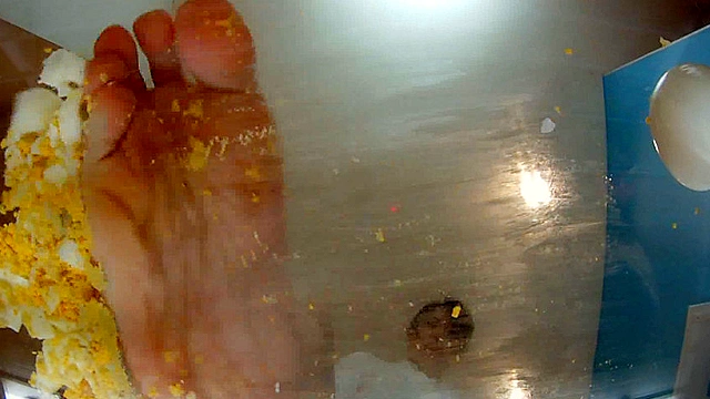 仕事帰りのワガママOL素足卵踏み
