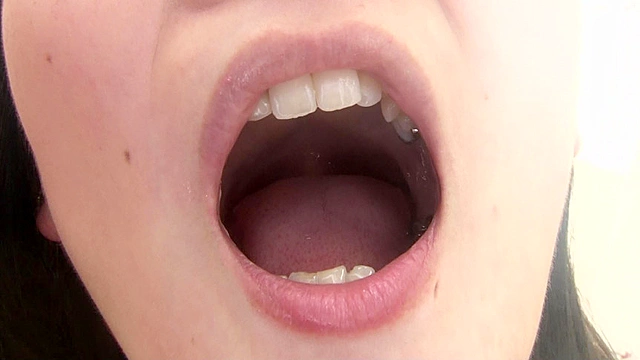 恋人気分で寝起きの彼女のバーチャル口臭嗅ぎ 小春