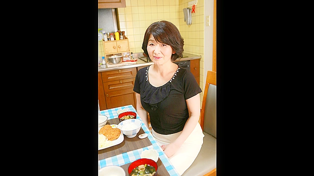 ちょっとエロそうな五十路熟女の家にお泊りしてヤリ倒したい豪華版（5）～垂れ気味爆乳熟女・みつこさん（52歳）＆若いチンポに目がない紗江子さん（51歳）