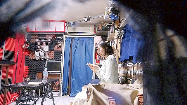 自分の部屋に泊まることになった妻の女友達 「人妻香苗さん（仮名）二十八歳」に当然のように手を出してしまうワタシ（22）