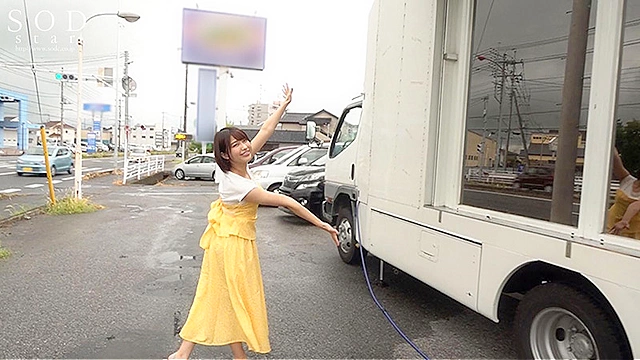 地元にマジックミラー号が来てロケをやっていたのでのぞきにいってみるとなんとそこには憧れの唯井まひろちゃんが！？ 突然大好きなAV女優と2人きり！ハッピーサプライズ童貞筆下ろしSP