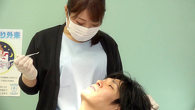 歯科助手のキレイなおばさんがわざとらしくデカ乳を押し付けてくるので白衣のままハメたい豪華版