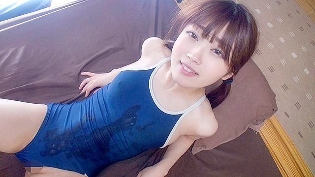 濡れてテカってピッタリ密着 神スク水  笠木いちか  可愛い女子のスクール水着姿をじっとりと堪能！着替え○撮から始まり貧乳から巨乳にパイパン、ハミ毛、ジョリワキ等のフェチ接写やローションソーププレイやスク水ぶっかけに生中出し等を完全着衣で楽しむAV