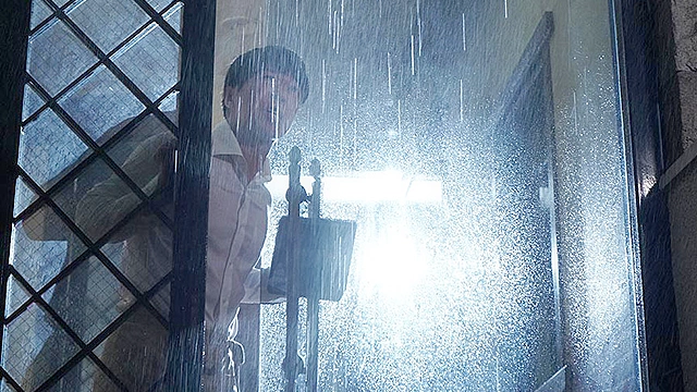 突然の豪雨で帰宅困難になったバイト先のびしょ濡れパート人妻と朝まで… 穂高結花