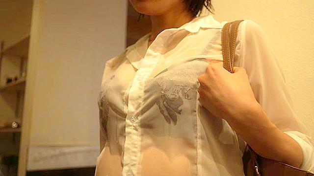 突然の豪雨で帰宅困難になったバイト先のびしょ濡れパート人妻と朝まで… 穂高結花