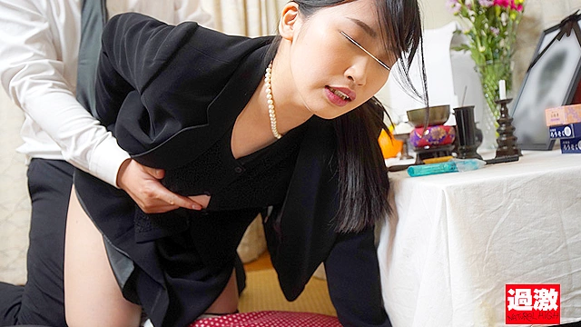 色っぽい喪服尻に我慢できずバック挿入！即ハメされて不謹慎な本気汁を垂らし感じまくる人妻