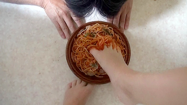 就職初日に履いた臭いストッキングとナマ足で食べ物を踏み食べさせてみた