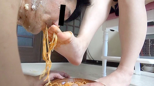就職初日に履いた臭いストッキングとナマ足で食べ物を踏み食べさせてみた