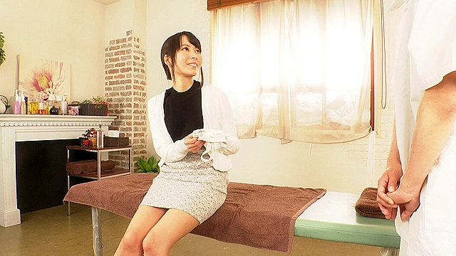 生音では全く聞こえない呼吸音を超繊細マイクで拾ってみたらいやらしい吐息まみれで耳穴鳥肌勃起！オイルマッサージで敏感なキワを触られるも、平気な顔で感じていないふりをする女性たちの隠し切れない興奮吐息と我慢顔