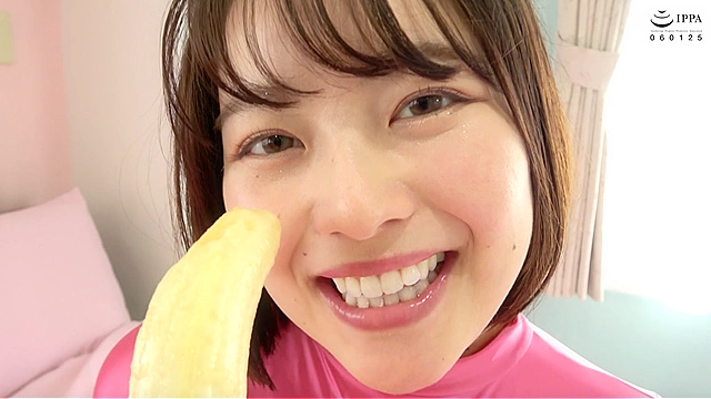 人気女優 宮沢ちはるチャンの全身タイツでグラビア＆バナナ舐め