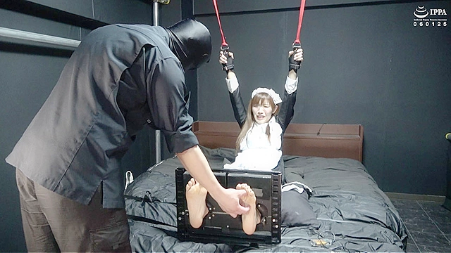 「メイドのお姉様を足枷でくすぐり！ 結局手でのくすぐりが一番効く！」WAKA-045 美泉咲（4）