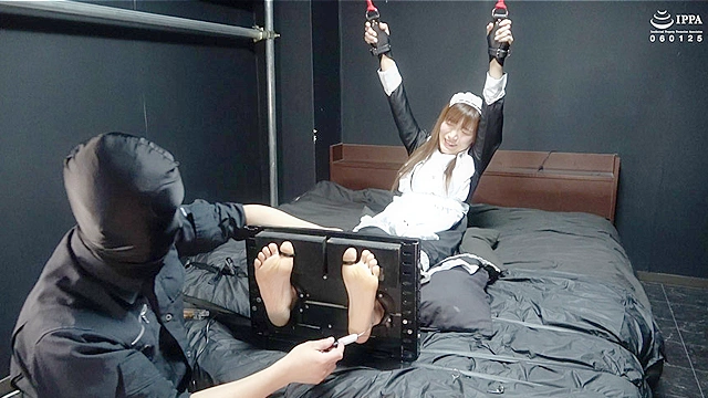 「メイドのお姉様を足枷でくすぐり！ 結局手でのくすぐりが一番効く！」WAKA-045 美泉咲（4）