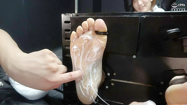 「メイドのお姉様を足枷でくすぐり！ 結局手でのくすぐりが一番効く！」WAKA-045 美泉咲（4）