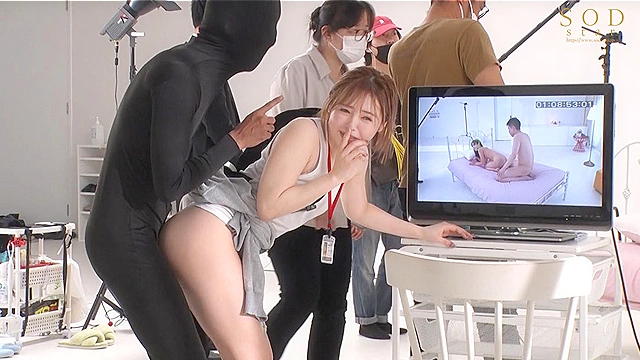 SOD本社で一日AD体験！ 制作部アシスタントディレクターになった小倉由菜が知り合い訪問者を目の前にずっとハメっぱなし辱め業務