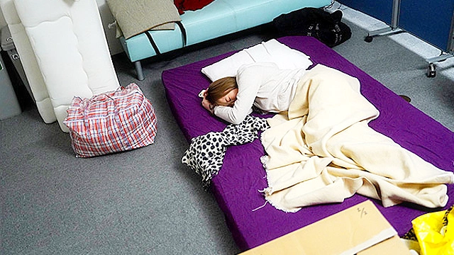 ロケ前日は、仮眠室で。