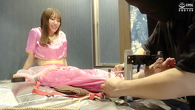 エロ可愛い踊り子の弱点の足裏をガッツリ拘束！笑い叫ぶまでくすぐってみた！