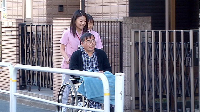 介護ヘルパーの大きな尻に浮き出る透けパンに発情した俺
