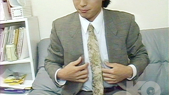 スーツを脱ぎさりオナニー発射！