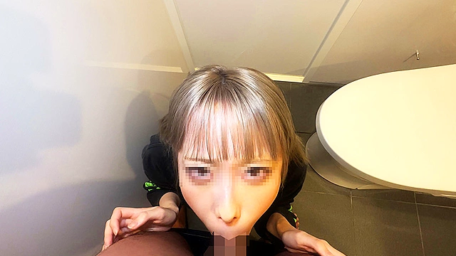 【トイレ連れ込みフェラ／個人撮影】Mちゃん（24）