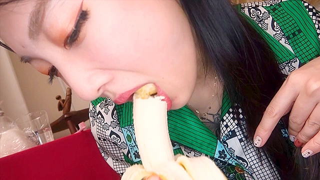 唾と咀嚼 M男を唾液で溶かす女王様 サラ女王様
