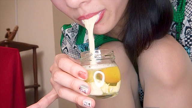 唾と咀嚼 M男を唾液で溶かす女王様 サラ女王様