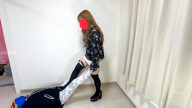 久しぶりにお会いしたX女王様にオープンカフェのテーブル下で電気アンマされて逝かされたんだけど！