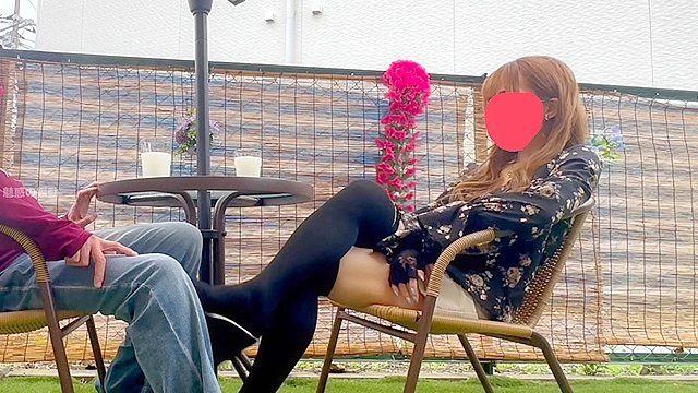 久しぶりにお会いしたX女王様にオープンカフェのテーブル下で電気アンマされて逝かされたんだけど！