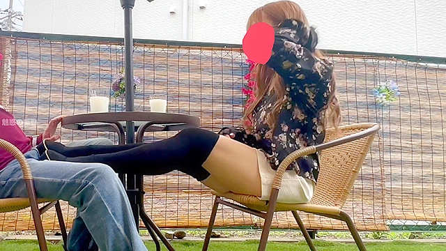 久しぶりにお会いしたX女王様にオープンカフェのテーブル下で電気アンマされて逝かされたんだけど！