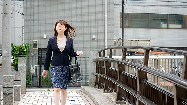 チクハラOL 僕の目の前で巨乳の同僚がノーブラ透け乳首で誘惑してくる