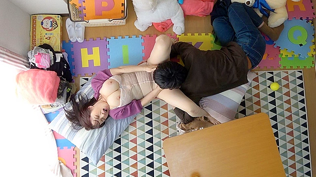 近所の世話好きなママ友 中年おばさんとの中出しセックス○撮