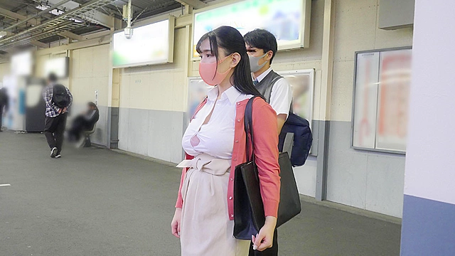 マスク越しのキスは最高の前戯！美淑女に満員状態で息がかかるほど密着したらベロキスを求められヤられた 無自覚に誘惑する爆乳OL