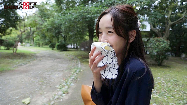 澄んだ瞳に笑顔咲く。奇跡の人妻に僕らは出会った 相馬茜 32歳 AV DEBUT