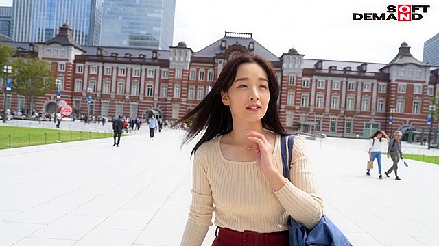 澄んだ瞳に笑顔咲く。奇跡の人妻に僕らは出会った 相馬茜 32歳 AV DEBUT