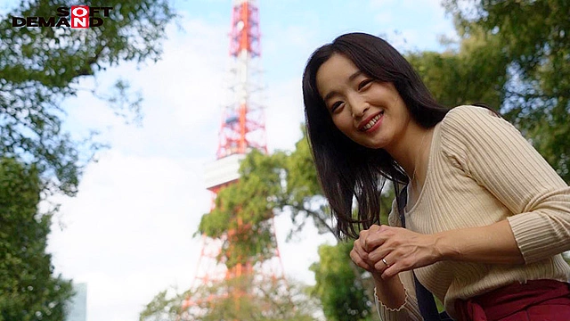 澄んだ瞳に笑顔咲く。奇跡の人妻に僕らは出会った 相馬茜 32歳 AV DEBUT