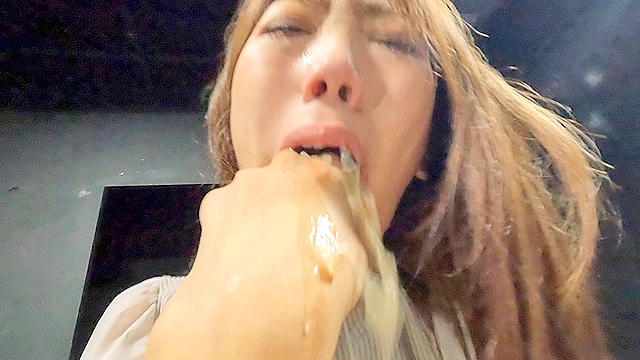 尻穴x膣穴x喉奥＝3穴調○ 大量ゲロ初解禁！！ 初めて出会った男の肉便器に堕ちた元レースクイーンの快楽中毒女