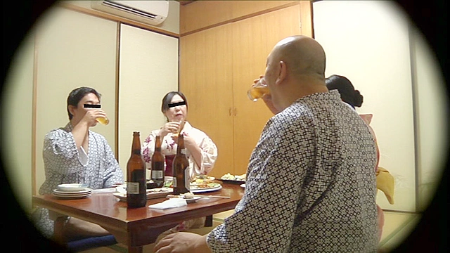 温泉街の人妻コンパニオン 宴会乱痴気騒ぎ○撮4