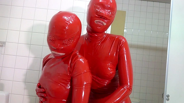 Rubber Enclosure Fetish～ラバー3P公衆トイレでラバー調○～