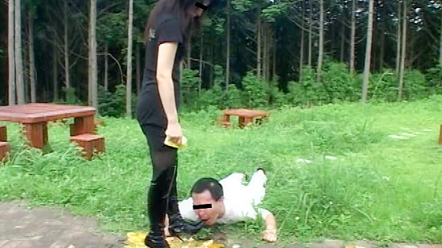 真夏日にエナメルブーツで飼い犬選びを楽しむ非情な美人お嬢さま